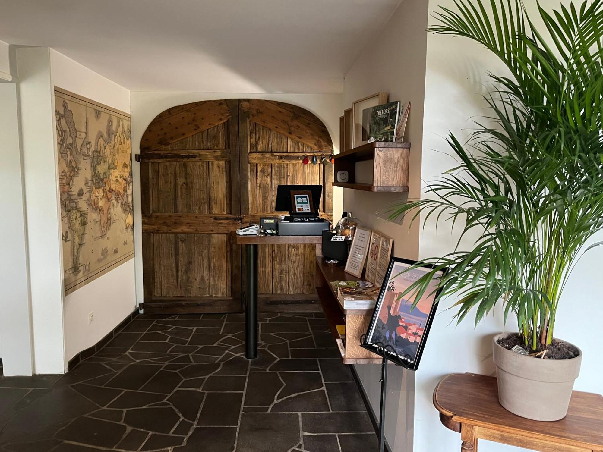 La Cour Carree Hotell Perrier Eksteriør bilde