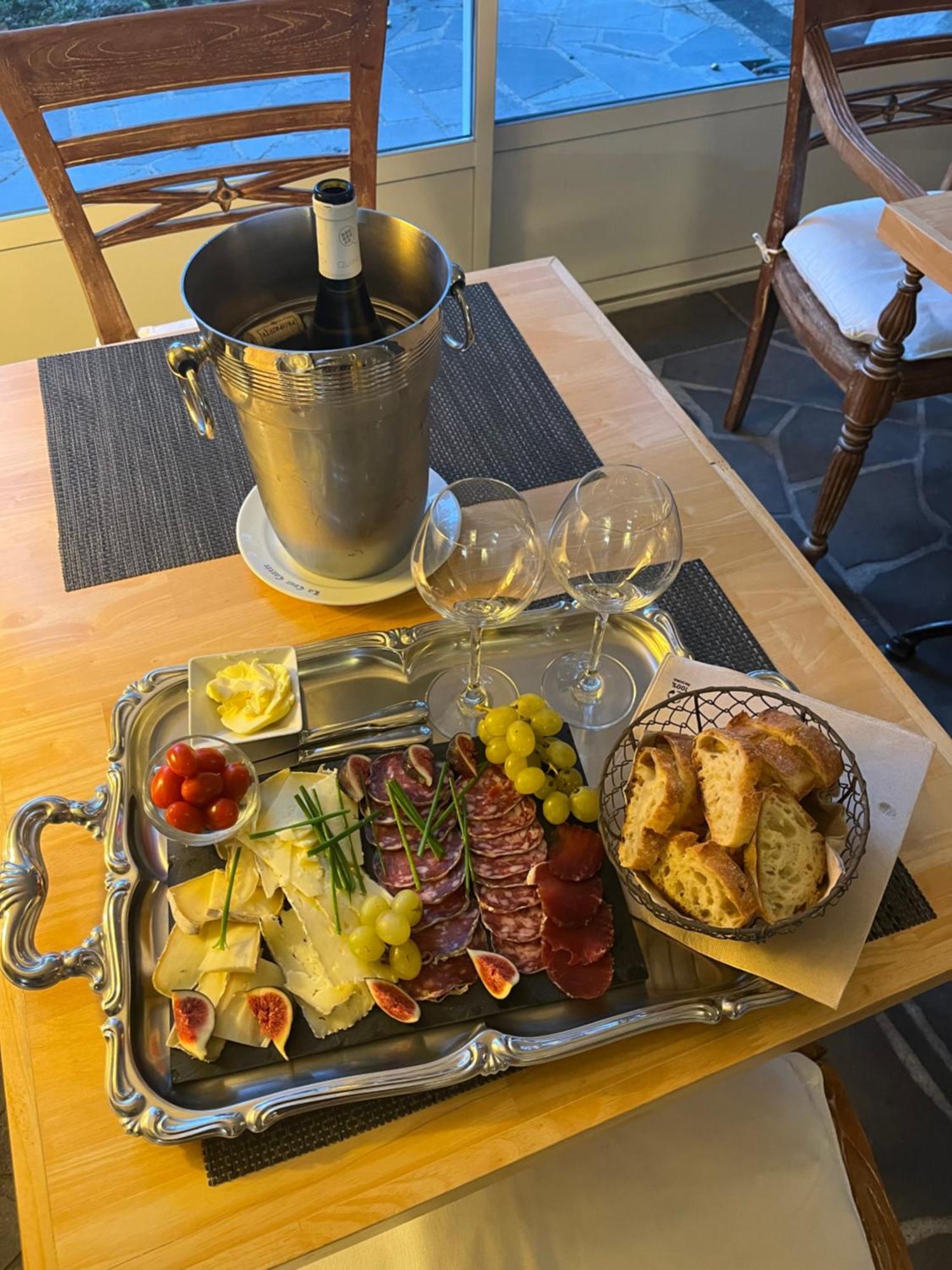 La Cour Carree Hotell Perrier Eksteriør bilde