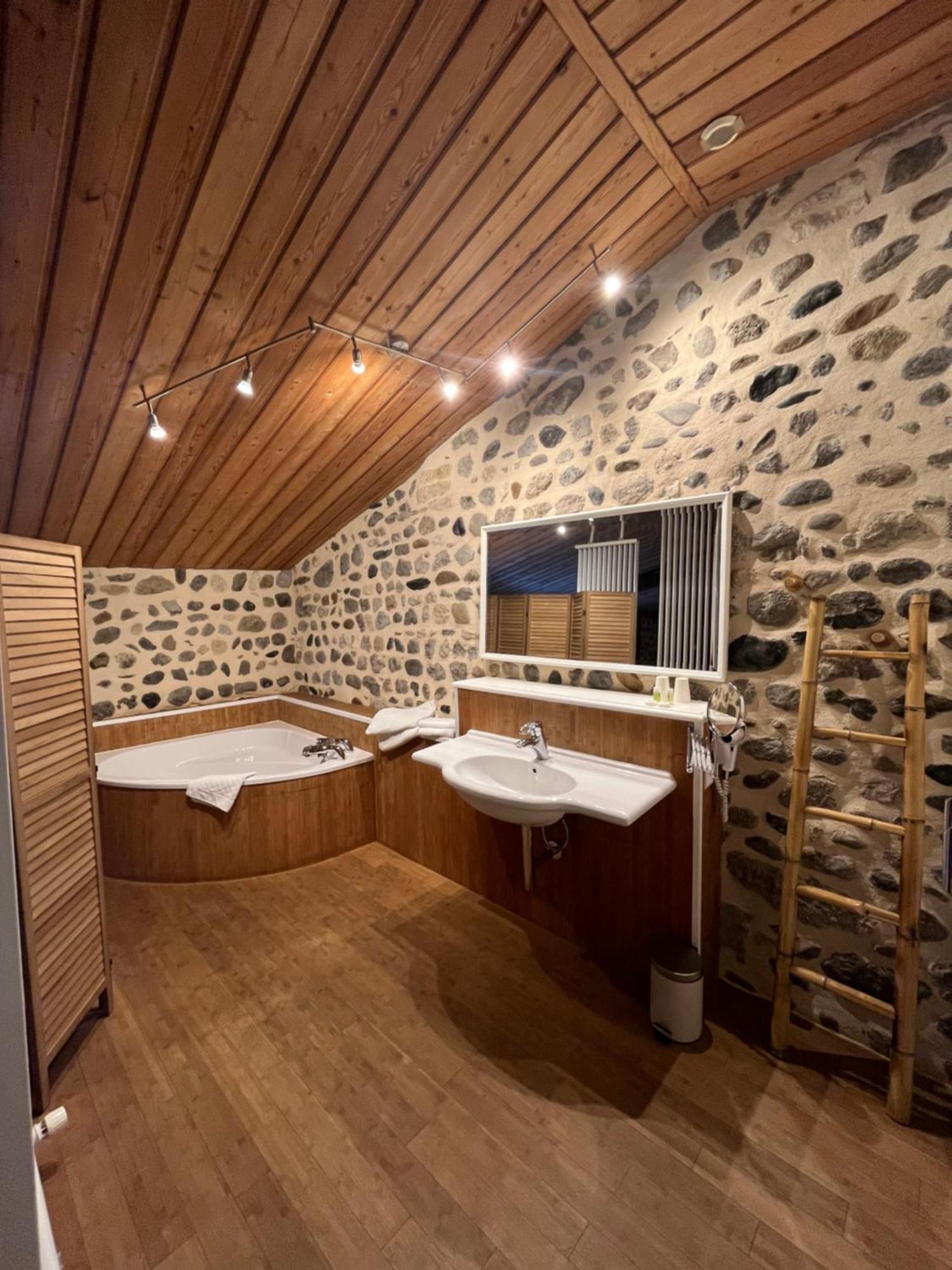 La Cour Carree Hotell Perrier Eksteriør bilde