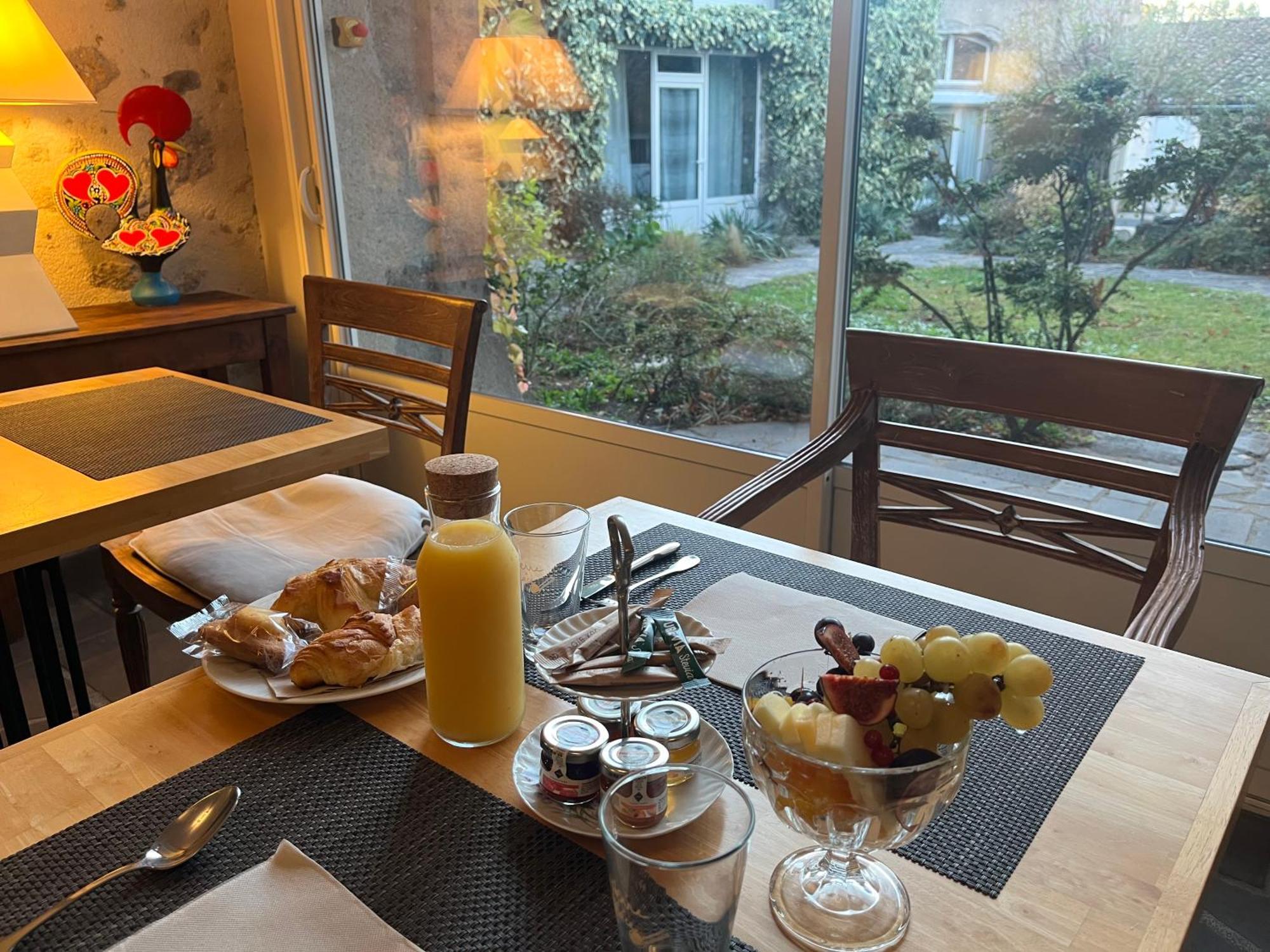 La Cour Carree Hotell Perrier Eksteriør bilde