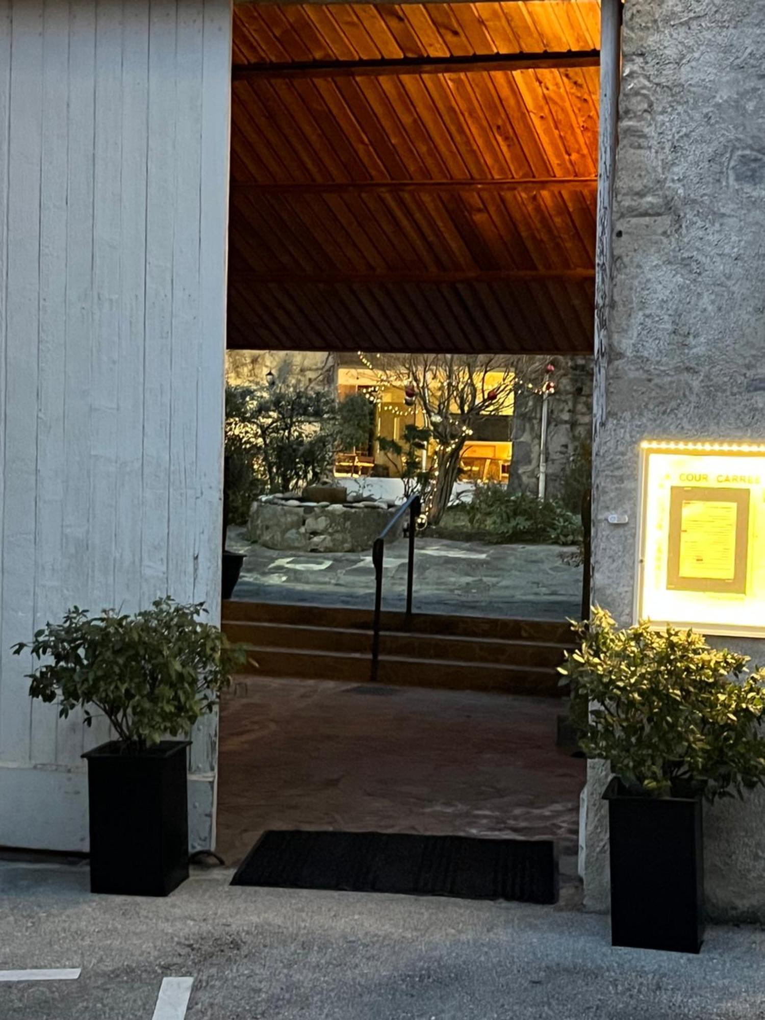 La Cour Carree Hotell Perrier Eksteriør bilde
